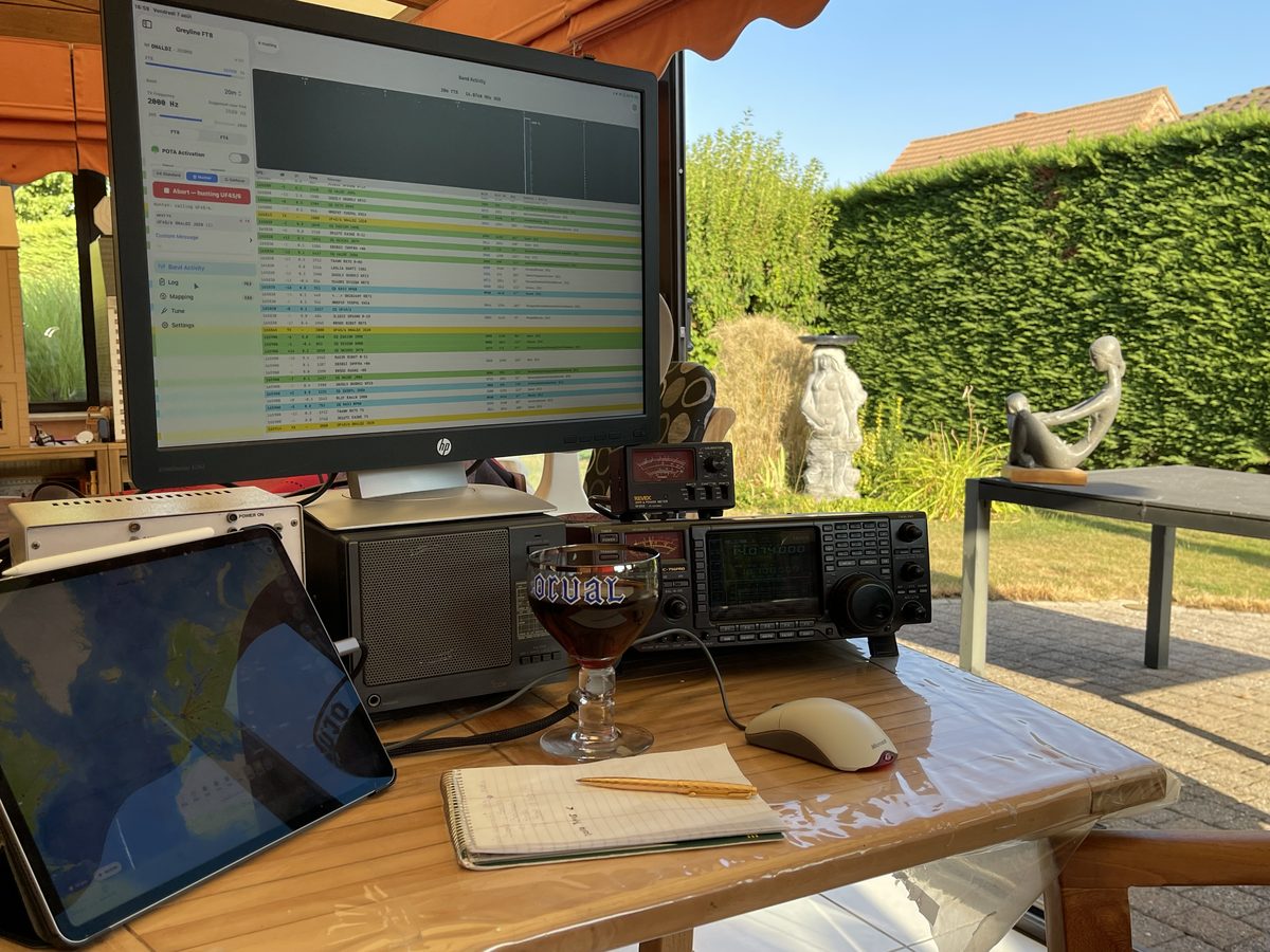 ON4LDZ operating Greyline FT8 from the veranda